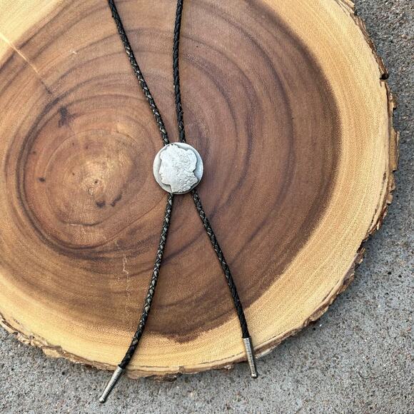 Siskiyiu USA Oregon 1989 Morgan Silver Dollar Western Genuine Leather Bolo Tie - Picture 10 of 10